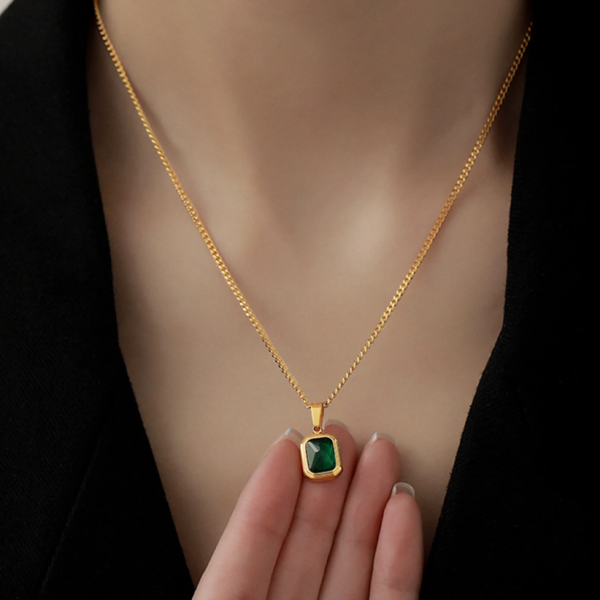 FRENCH EMERALD LUXURY PENDANT - GOLD - Image 4