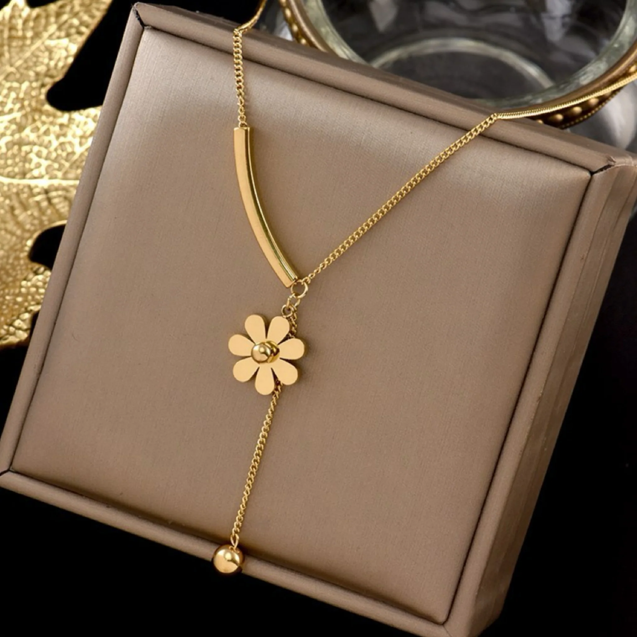 SMALL DAISy exquisite collarbone chain necklace - GOLD - Image 3
