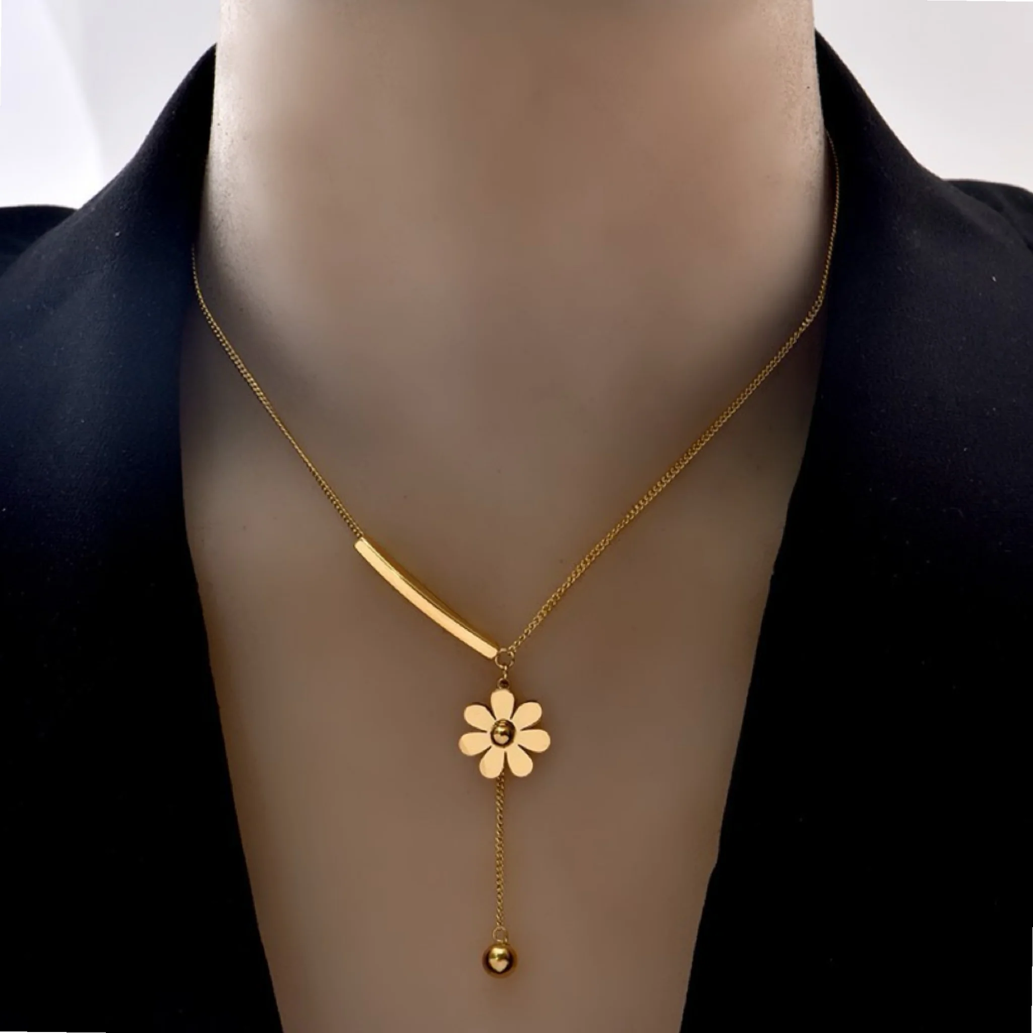 SMALL DAISy exquisite collarbone chain necklace - GOLD - Image 4