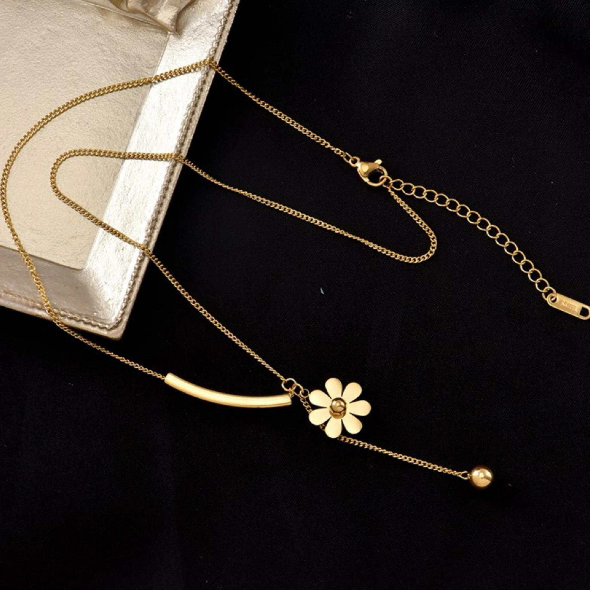 SMALL DAISy exquisite collarbone chain necklace - GOLD - Image 5